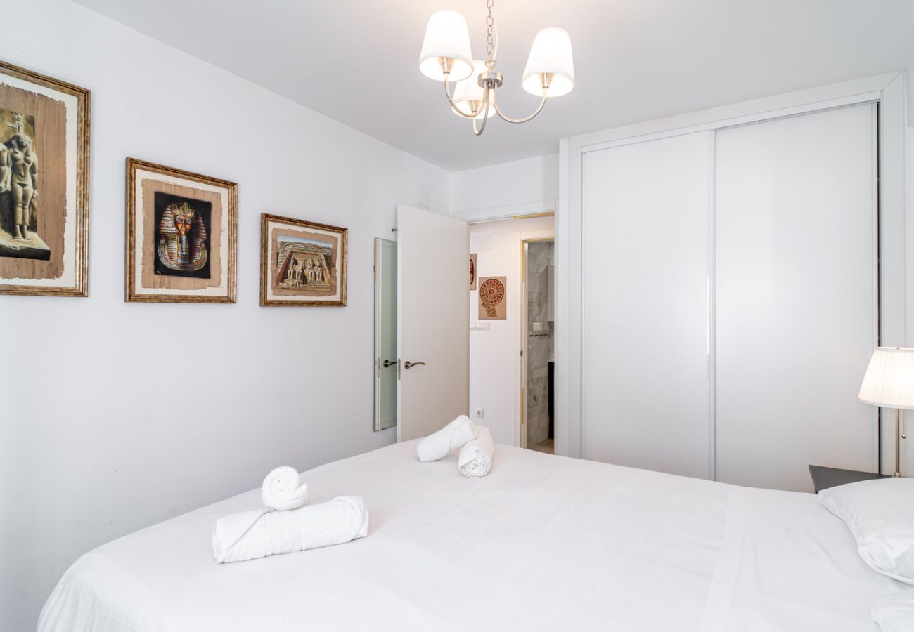 Hauptschlafzimmer mit Doppelbett und eleganter Dekoration im Apartment Urban Suite.