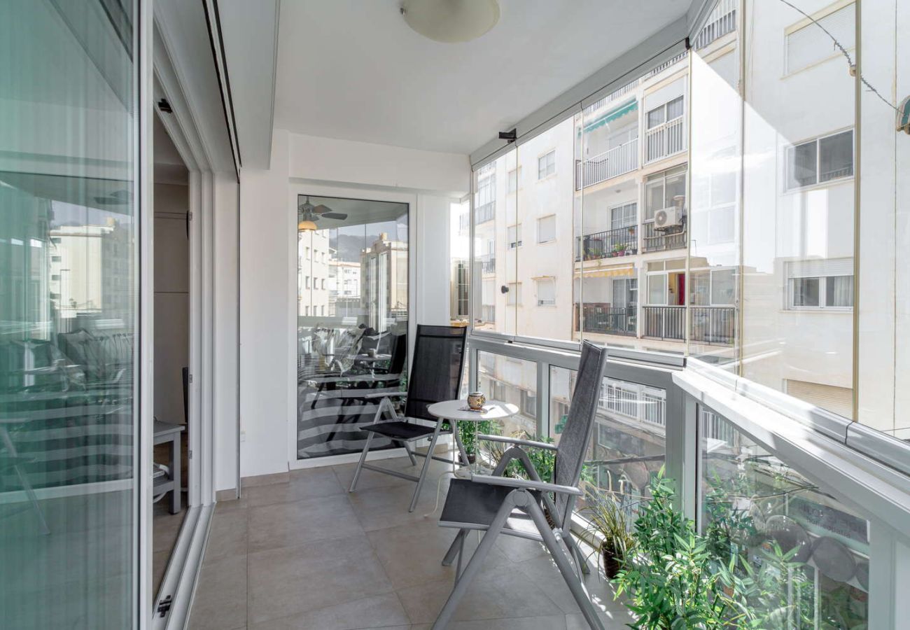Verglaster Balkon mit Sitzbereich zum Frühstücken im Zentrum von Nerja.