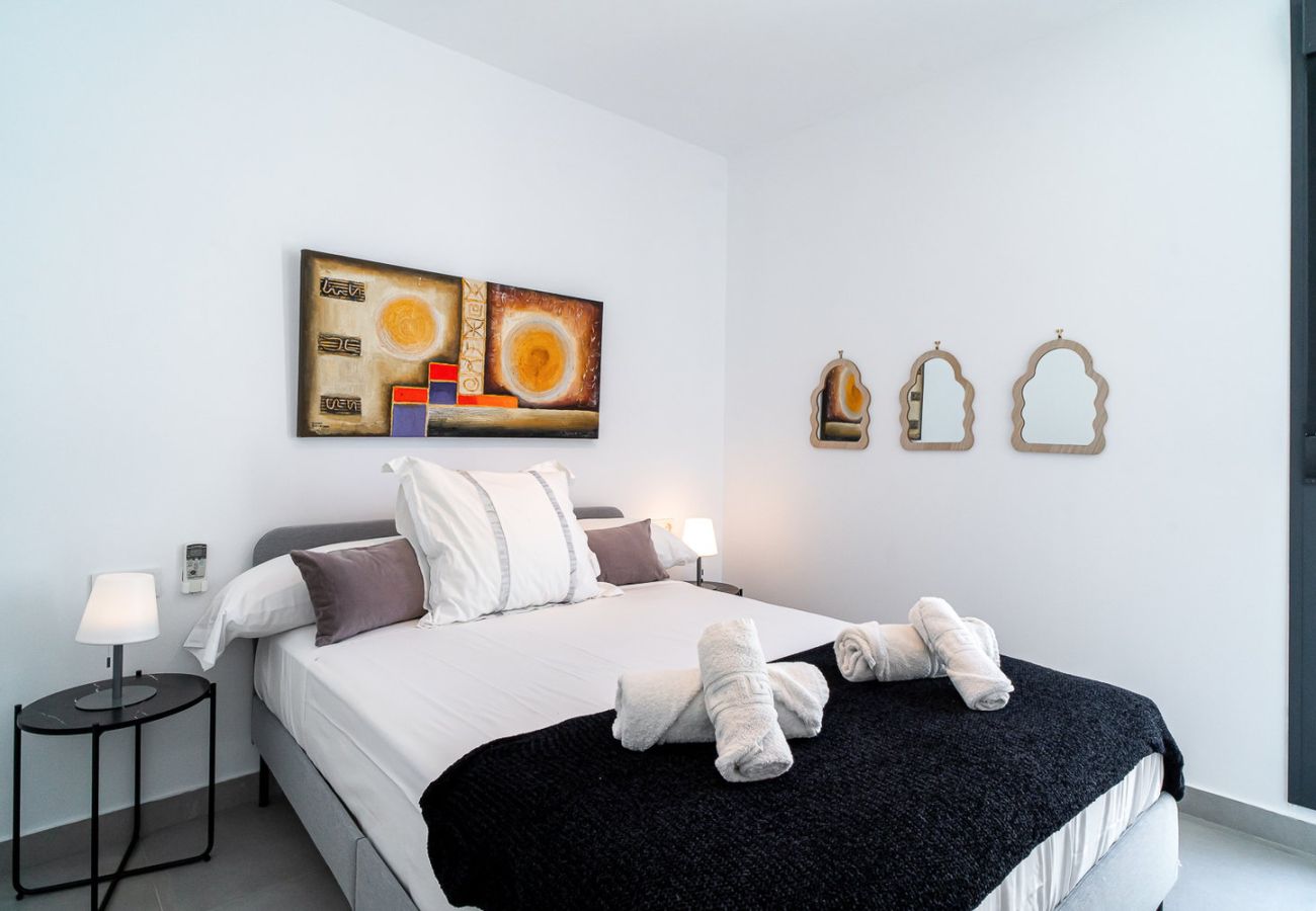 Hauptschlafzimmer mit Doppelbett und hochwertiger Matratze für erholsamen Schlaf in Nerja.