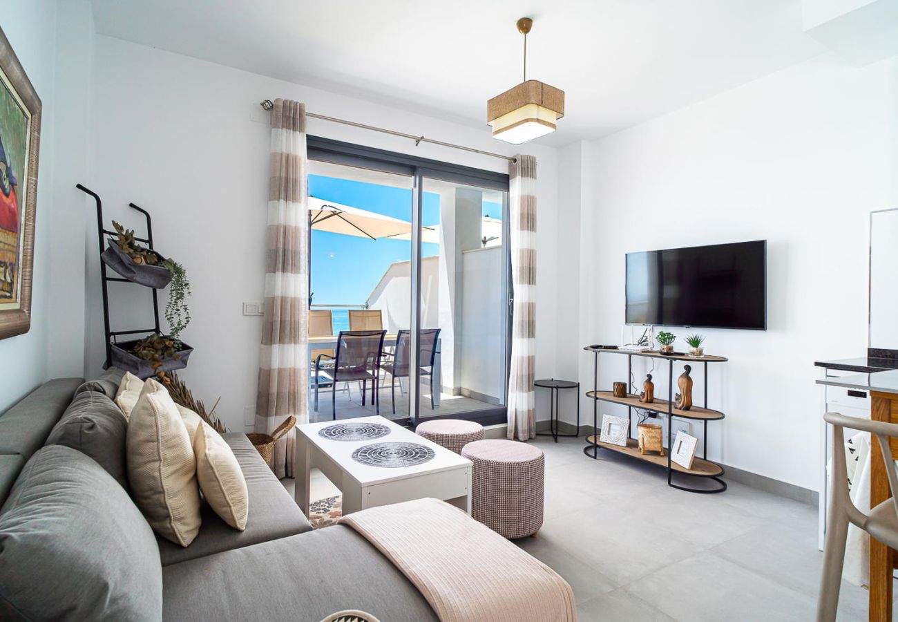 Modernes und helles Wohnzimmer mit Zugang zur privaten Terrasse und Panoramablick auf das Mittelmeer in Nerja.