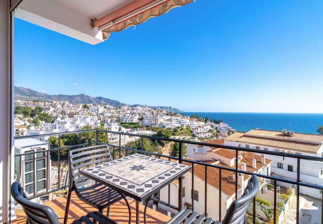 Terrasse mit Meer- und Bergblick im Edificio Miami Nerja