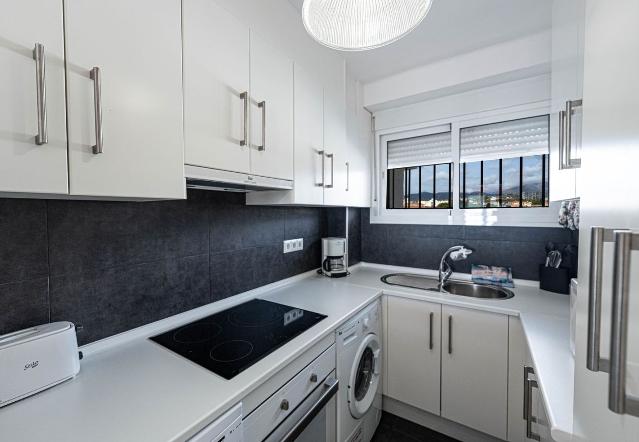 Voll ausgestattete moderne Küche in Ferienwohnung in Nerja