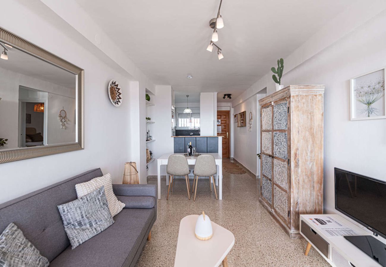 Offener Wohn-Essbereich und moderne Küche im Apartment Miami 18