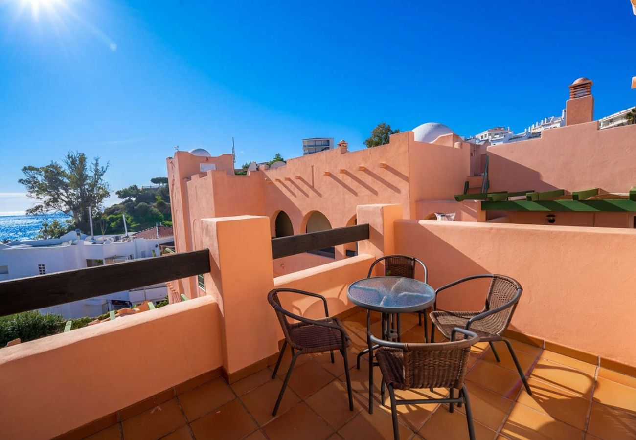 Private Terrasse mit Essbereich im Freien im Apartment Ibn Sadi Nerja.