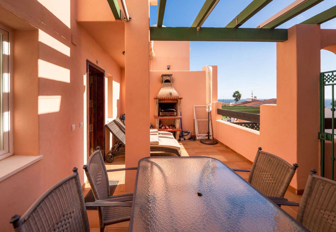 Private Dachterrasse mit Grill, Sonnenliegen und Meerblick in Nerja Burriana.