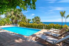 Piscina infinita frente al mar. Piscina privada en primera línea de mar en Villa Lorca, Nerja.