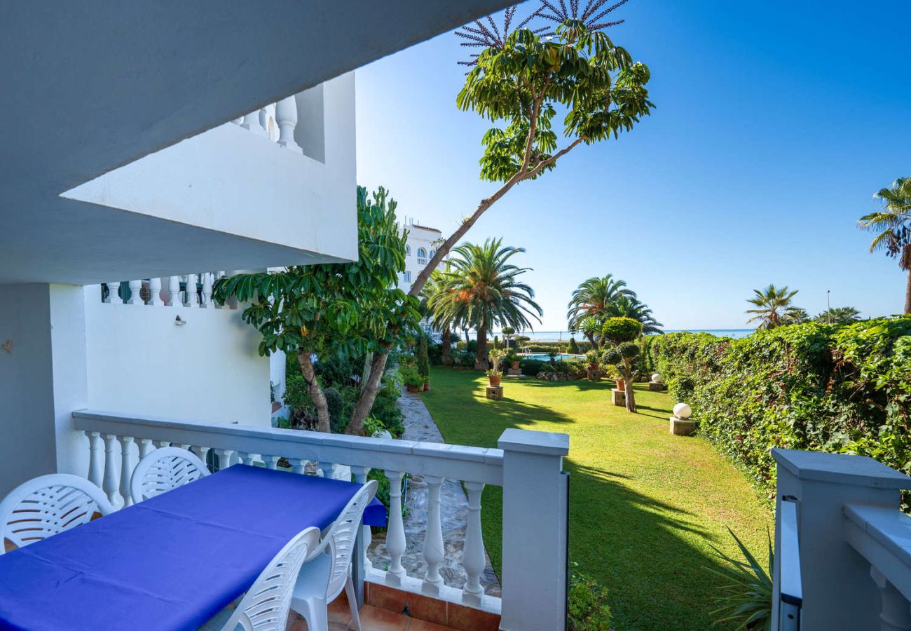 Private Terrasse mit exklusivem direktem Zugang zum Pool und Garten der Anlage Stella Maris