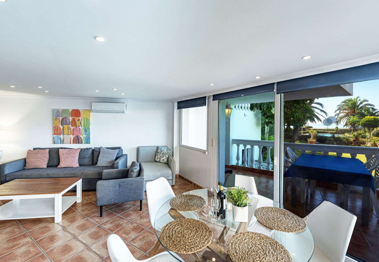 Wohnzimmer mit Blick auf Meer und Pool durch die Terrasse im Stella Maris