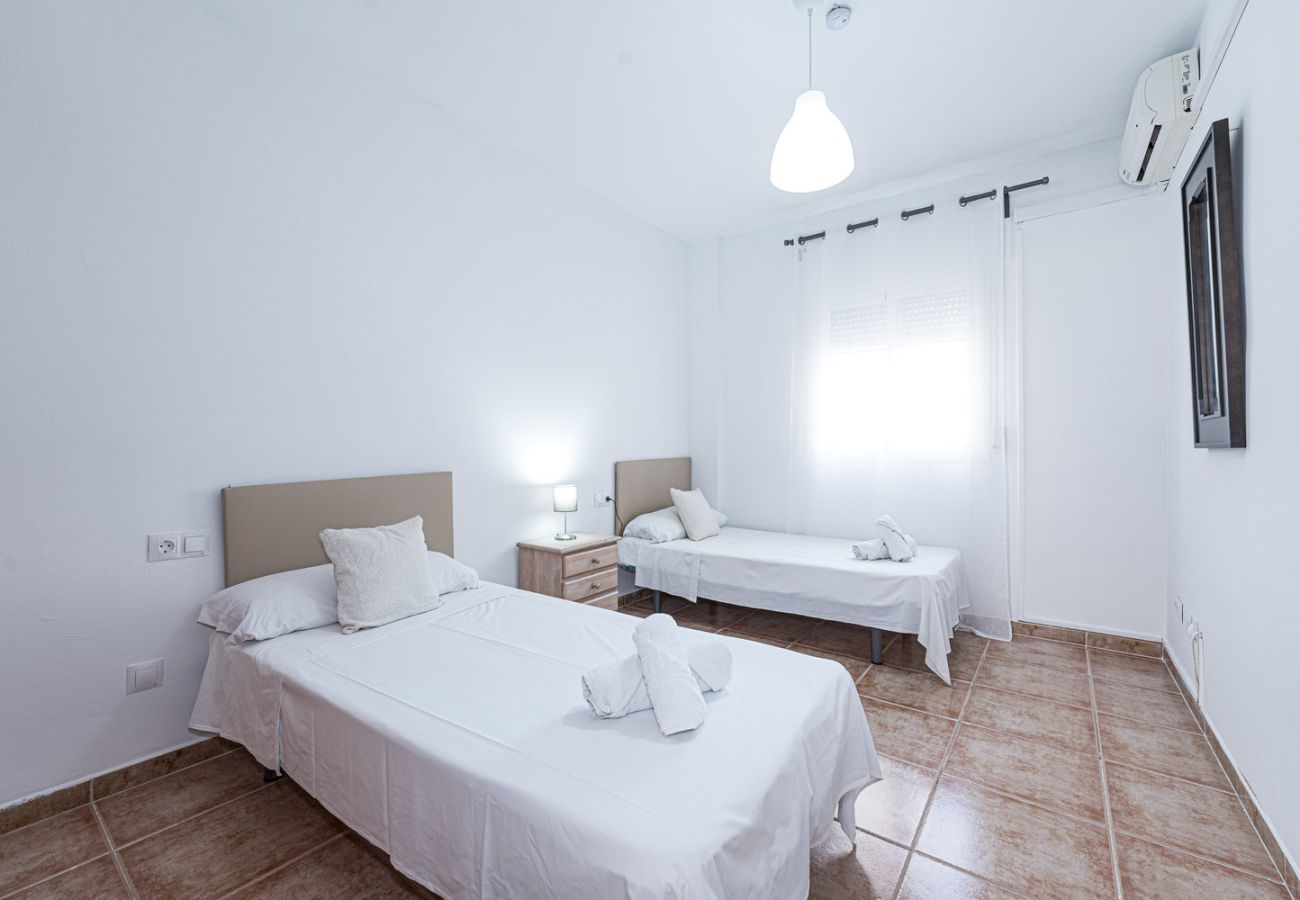 Ferienwohnung in Nerja - Torrecilla Urban Beach Nerja: Moderne Ferienwohnung mit Dachpool