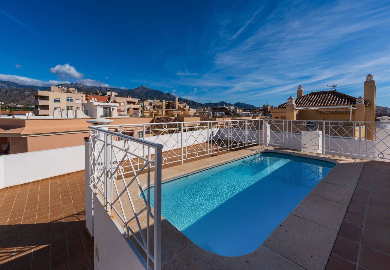 Gemeinschaftspool auf dem Dach des Torrecilla Urban Beach Stay in Nerja, ideal zum Entspannen