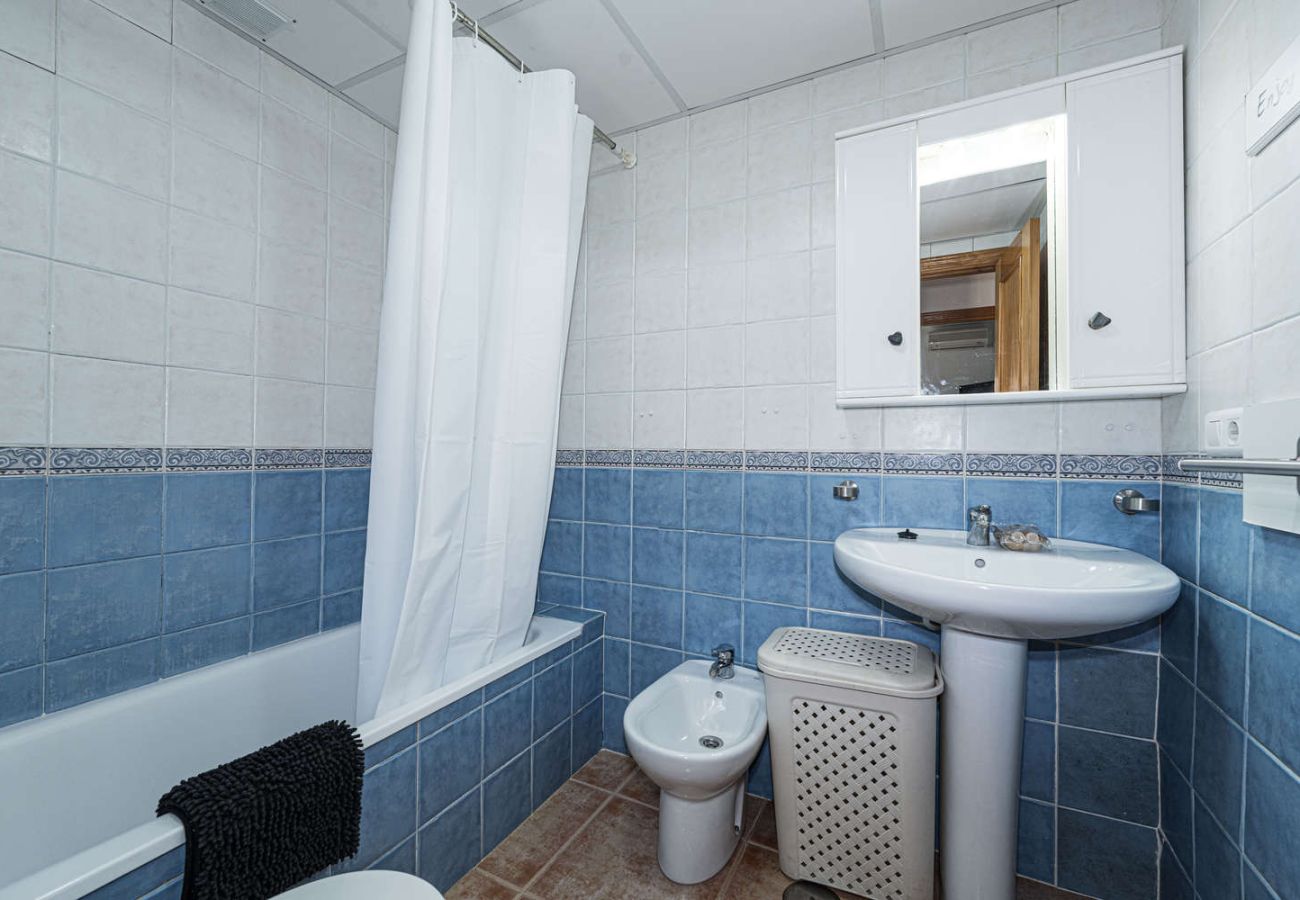 Ferienwohnung in Nerja - Torrecilla Urban Beach Nerja: Moderne Ferienwohnung mit Dachpool