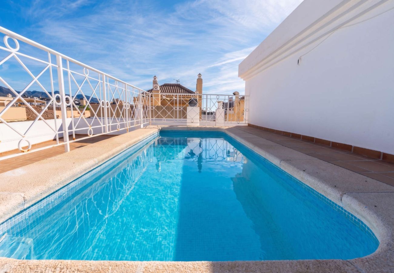 Gemeinschaftspool auf dem Dach des Torrecilla Urban Beach Stay in Nerja, ideal zum Entspannen