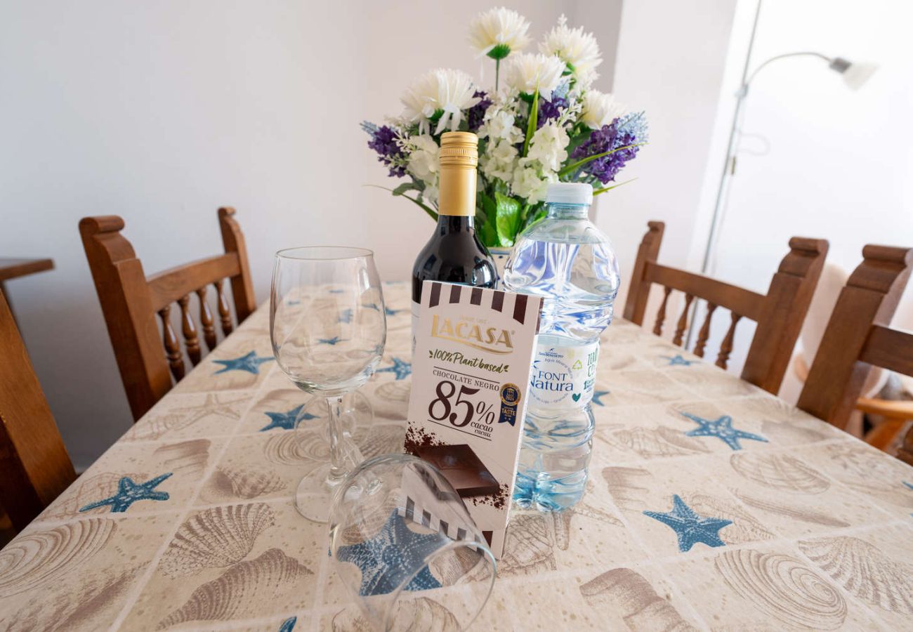 Essbereich mit Willkommensgeschenk in der Ferienwohnung in Nerja