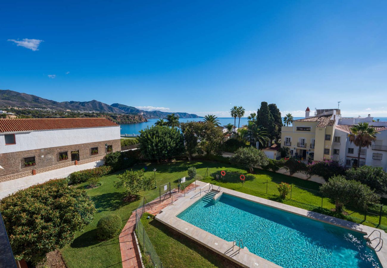 Blick auf den Pool und das Meer in Nerja in der Ferienwohnung Acapulco 18