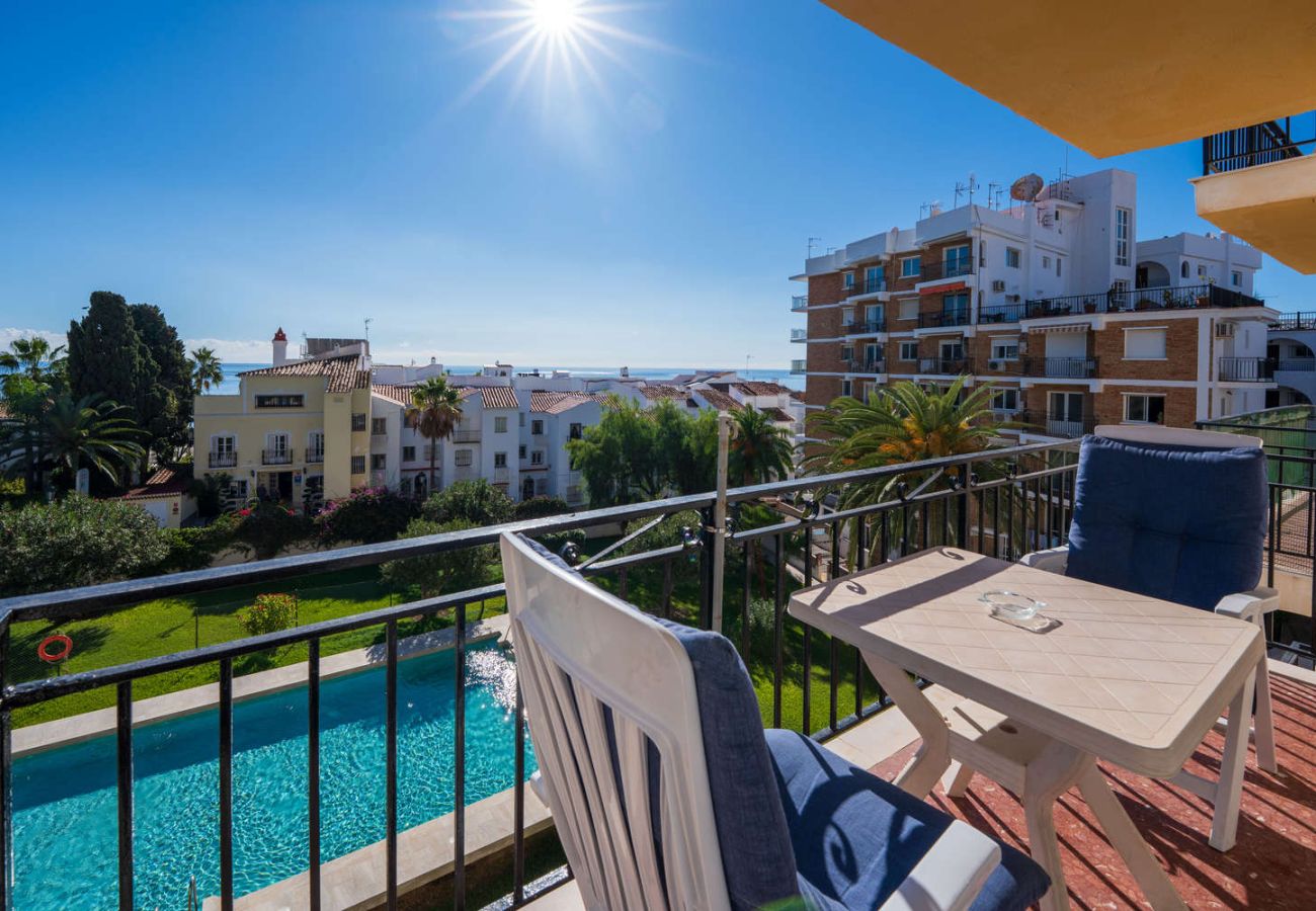 Balkon mit Meerblick und Frühstückstisch im Gebäude Acapulco.