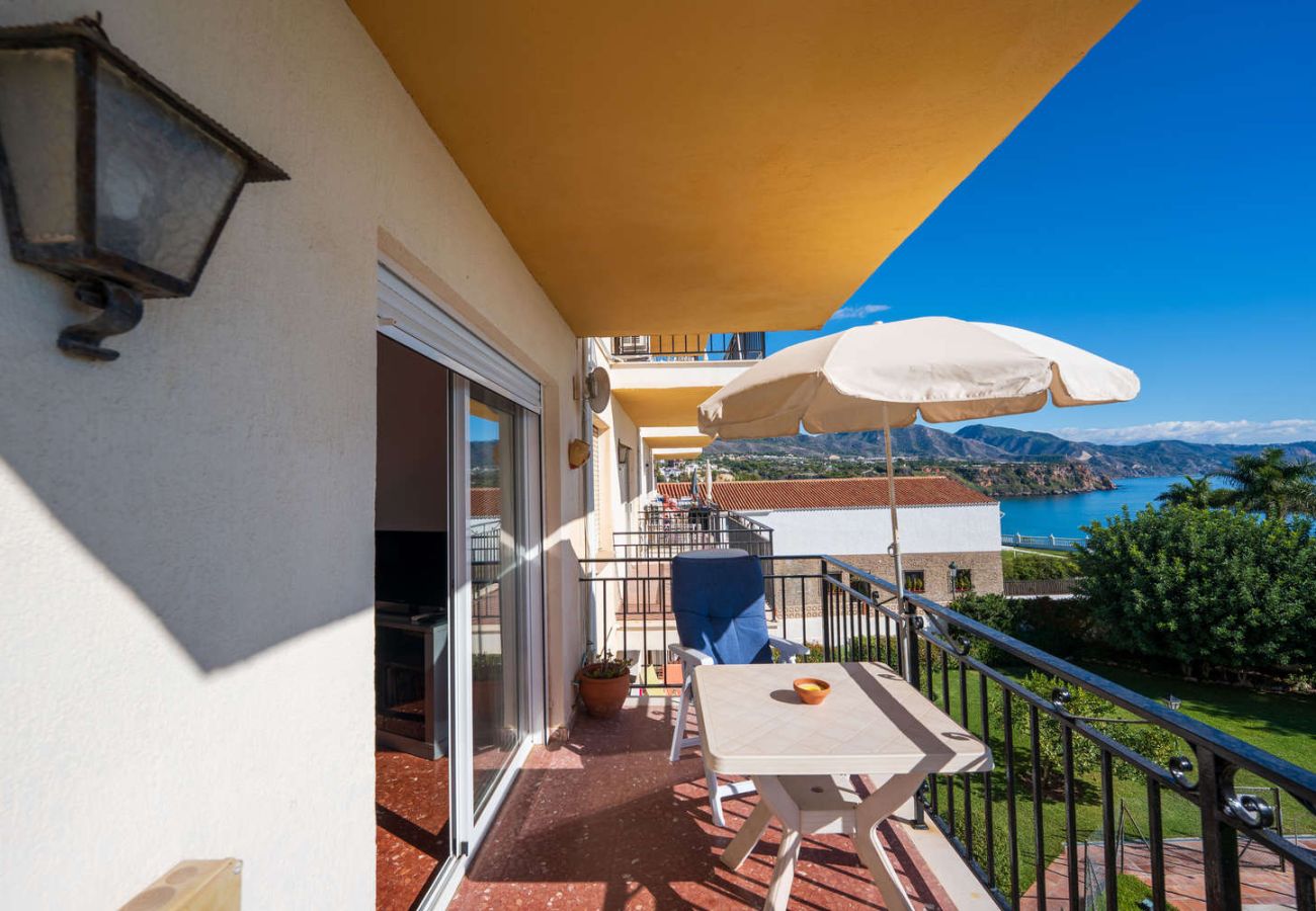 Außenbereich der Wohnung mit Tisch und Panoramablick