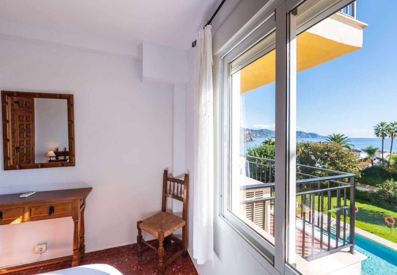 Blick auf den Pool und die Gärten vom Zimmer Acapulco 18 aus