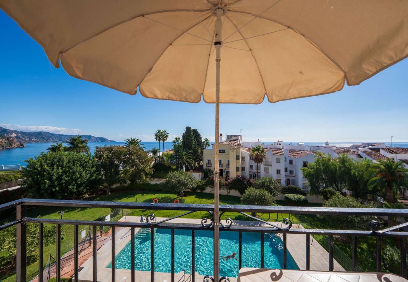 Blick auf das Meer und die Gärten vom Balkon der Ferienwohnung in Nerja aus