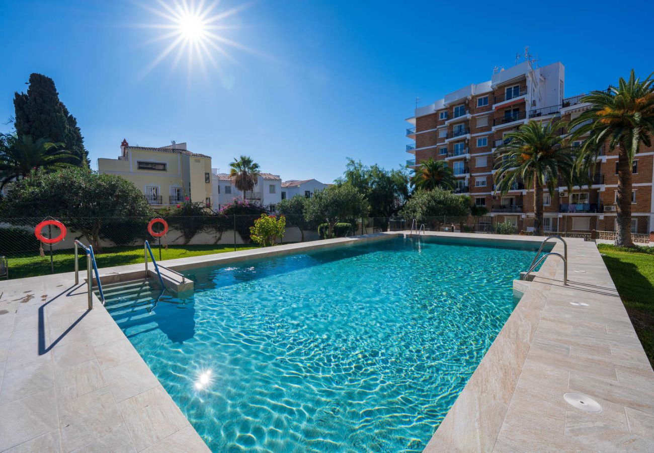 Der Poolbereich des Acapulco 18 ist ideal, um die Sonne in Nerja zu genießen