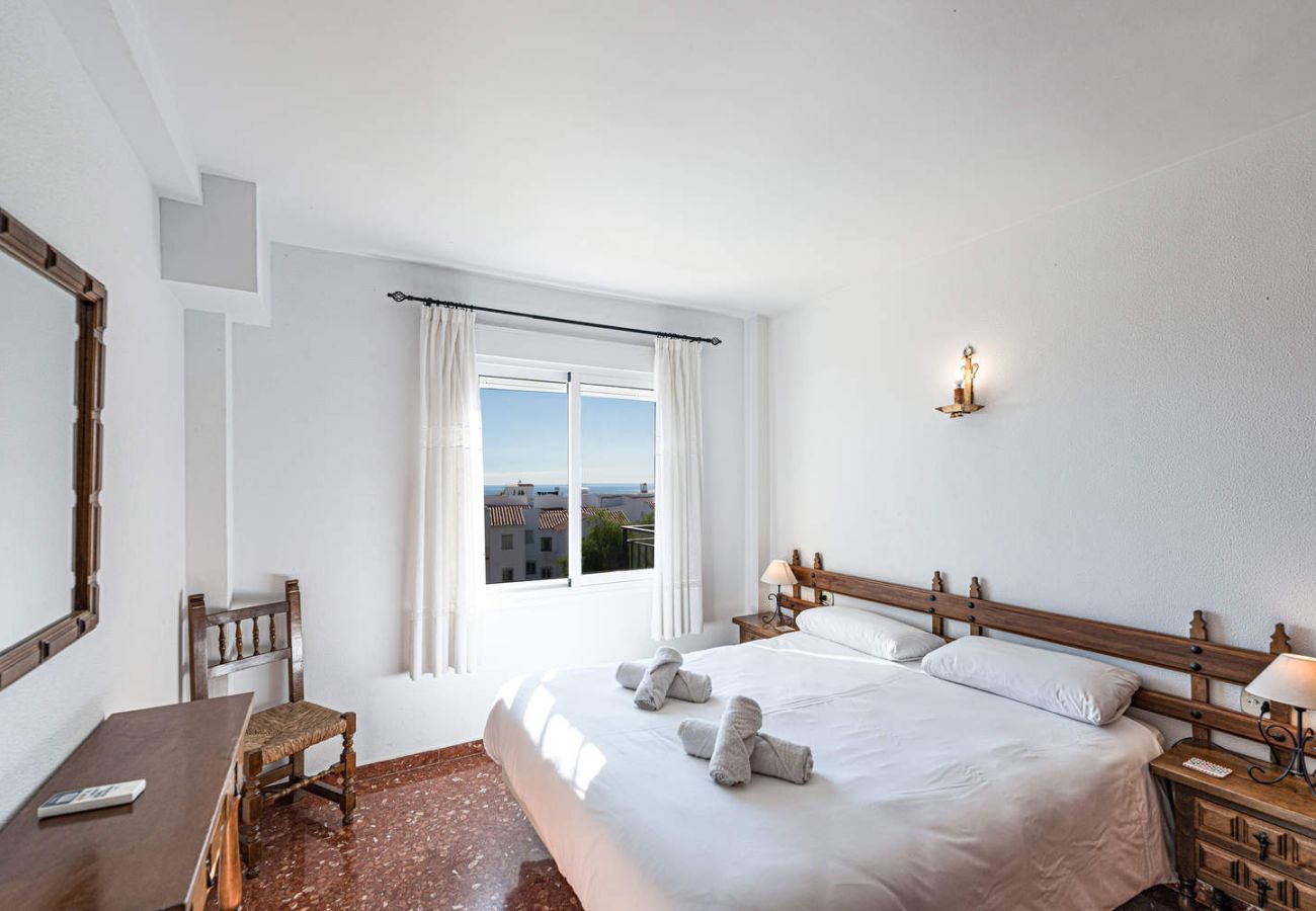 Zimmer mit Doppelbett und Meerblick in einer Ferienwohnung in Nerja