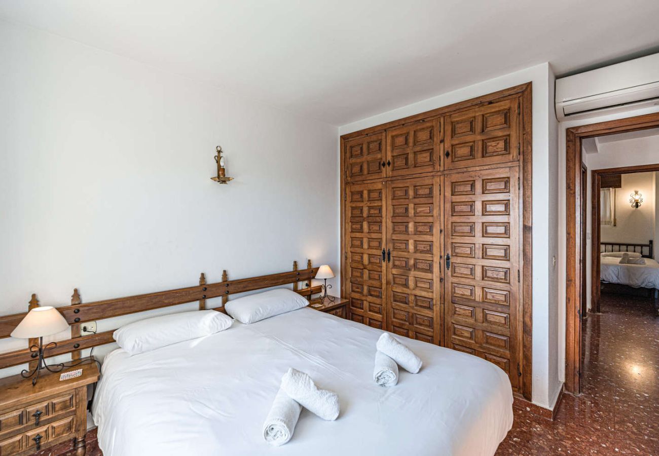 Hauptschlafzimmer der Wohnung Acapulco 18 mit Kleiderschrank und Doppelbett