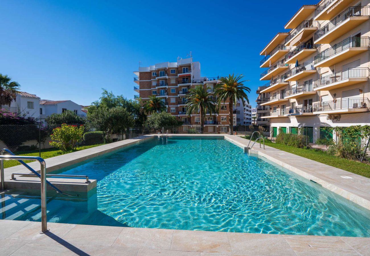 Gemeinschaftspool mit Garten in der Ferienwohnung Casasol