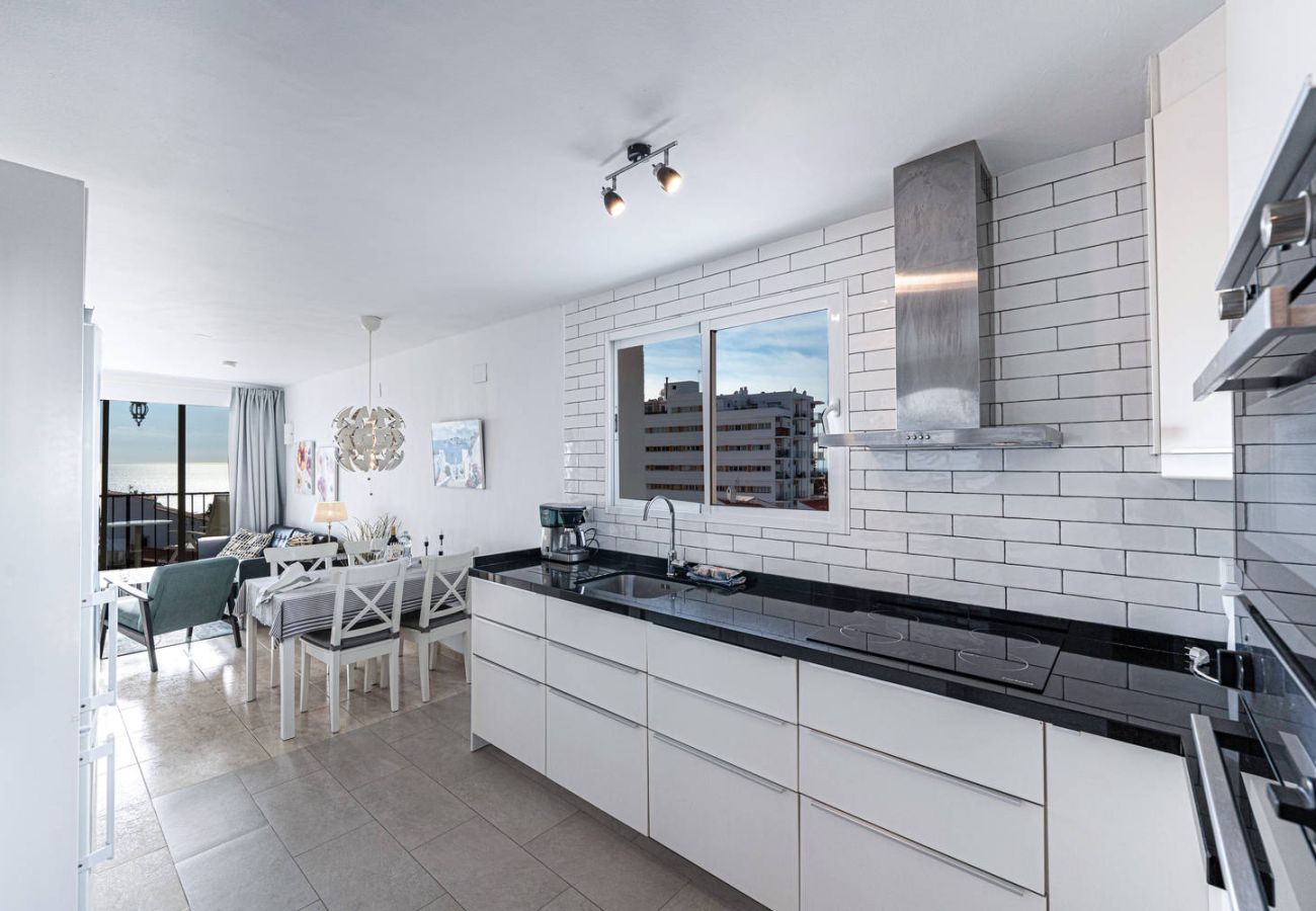 Geräumige offene Küche mit Wohnbereich