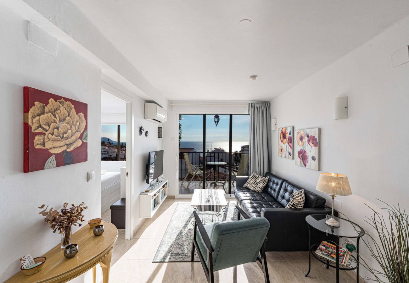 Wohnzimmer mit Sofa und TV in Apartment in Nerja