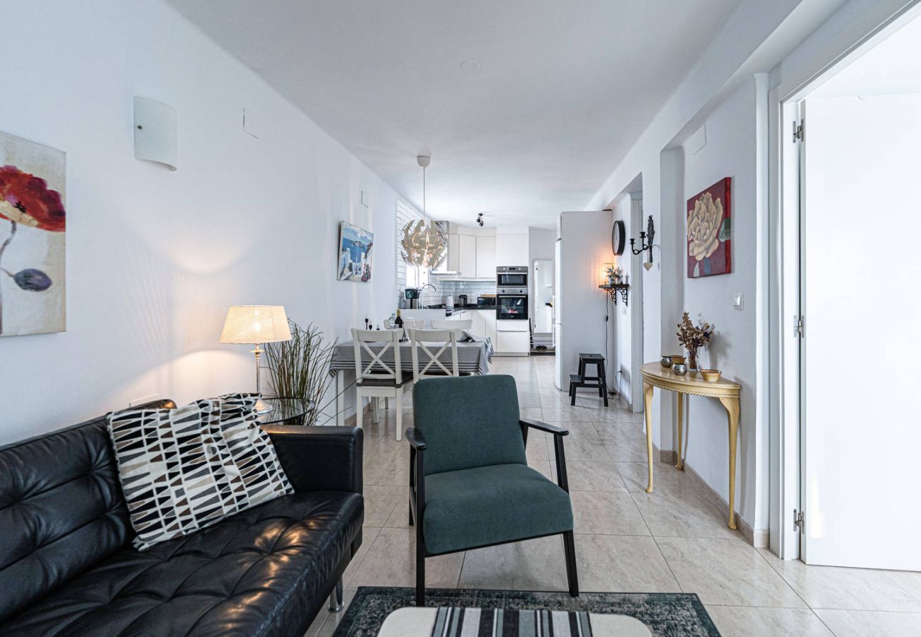 Wohnzimmer mit bequemem Sofa