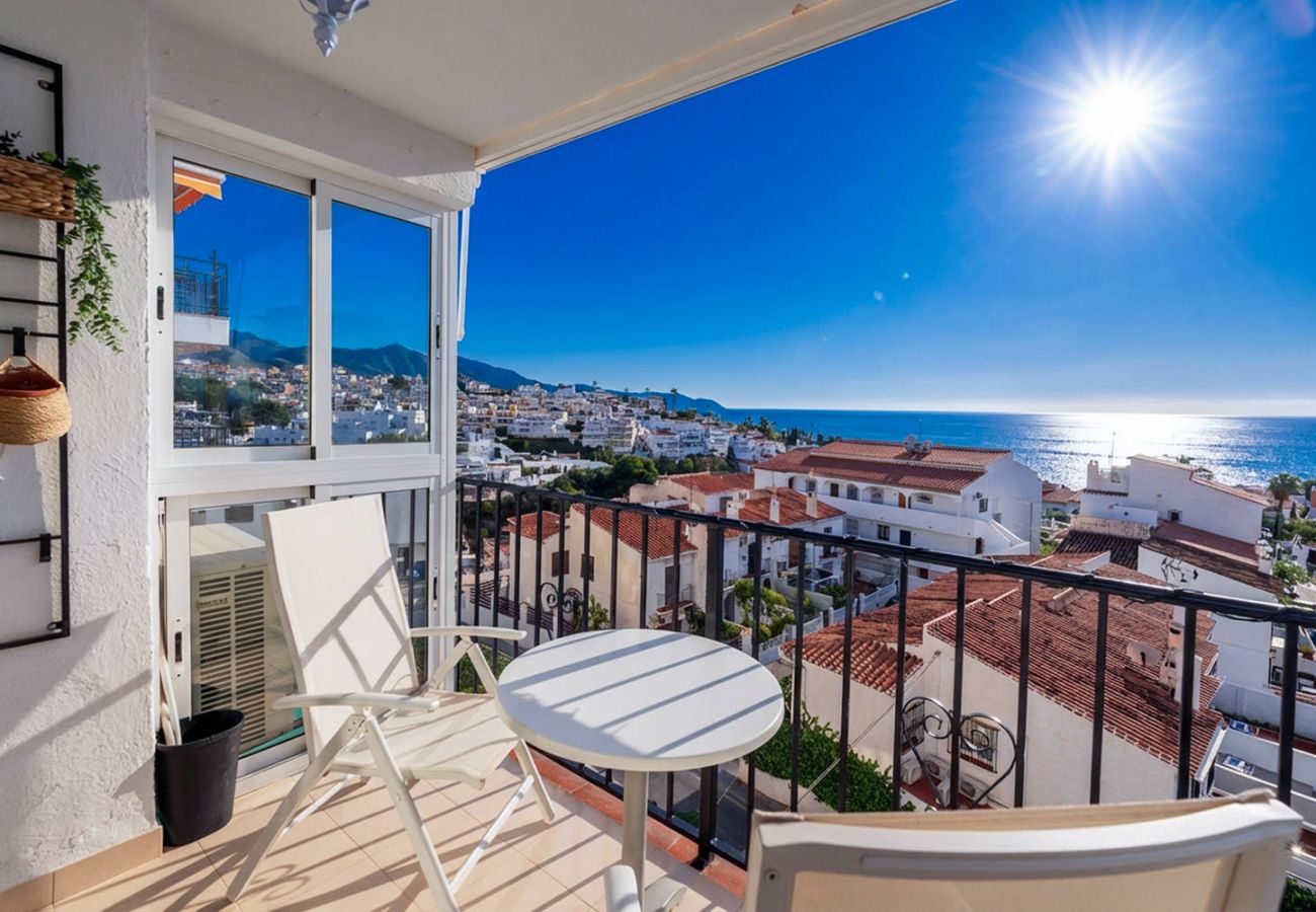 Angenehme verglaste Terrasse mit Blick auf Nerja