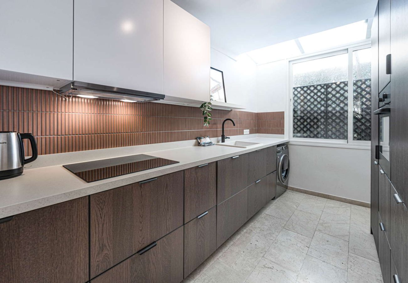 Moderne, voll ausgestattete Küche mit Backofen, Mikrowelle und elegantem Design in einer Ferienunterkunft.