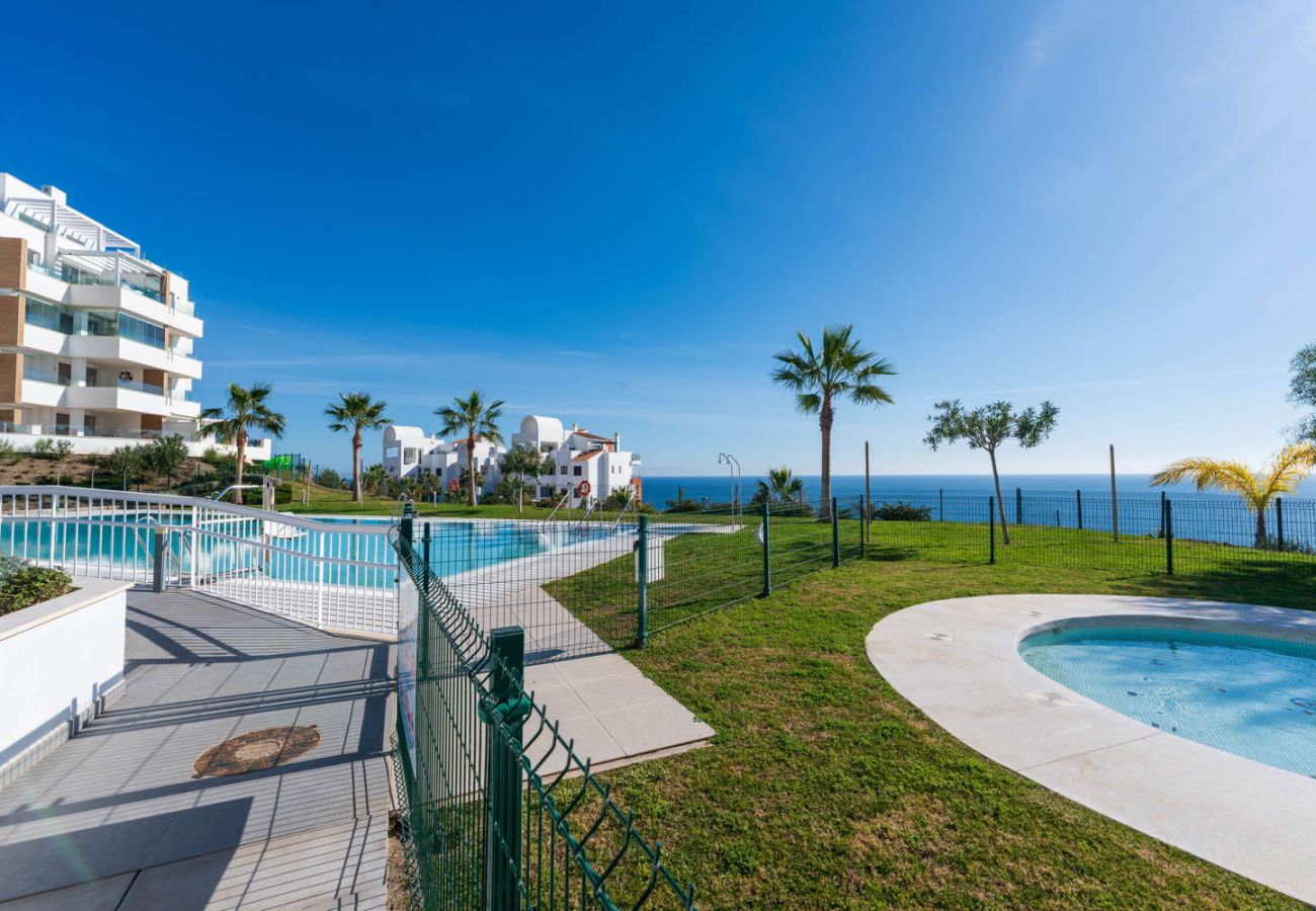 Ferienwohnung in Torrox Costa - Isea Calaceite 1111: Luxus-Apartment mit Meer- und Poolblick