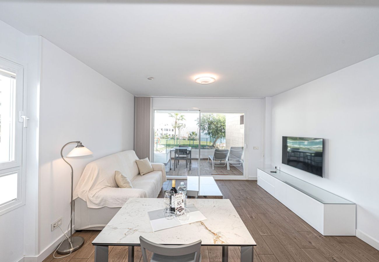 Modernes Wohnzimmer in minimalistischem Design in einem Luxus-Appartement in Isea Calaceite Nerja Torrox