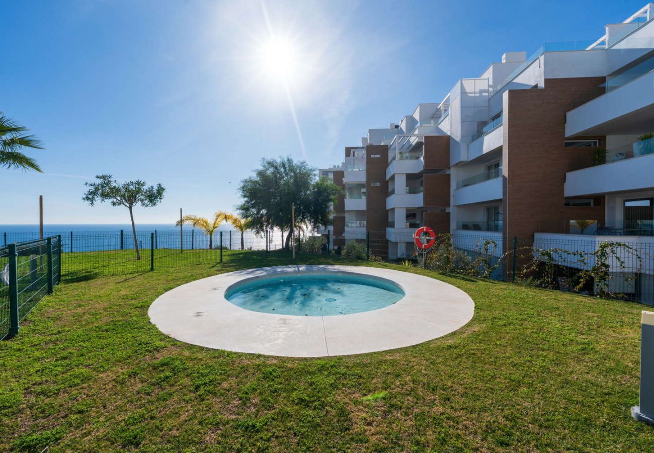 Ferienwohnung in Torrox Costa - Isea Calaceite 1111: Luxus-Apartment mit Meer- und Poolblick