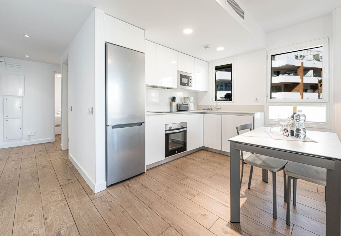 Hochwertige offene Küche und moderner Essbereich im Ferienappartement Isea Calaceite Nerja Torrox