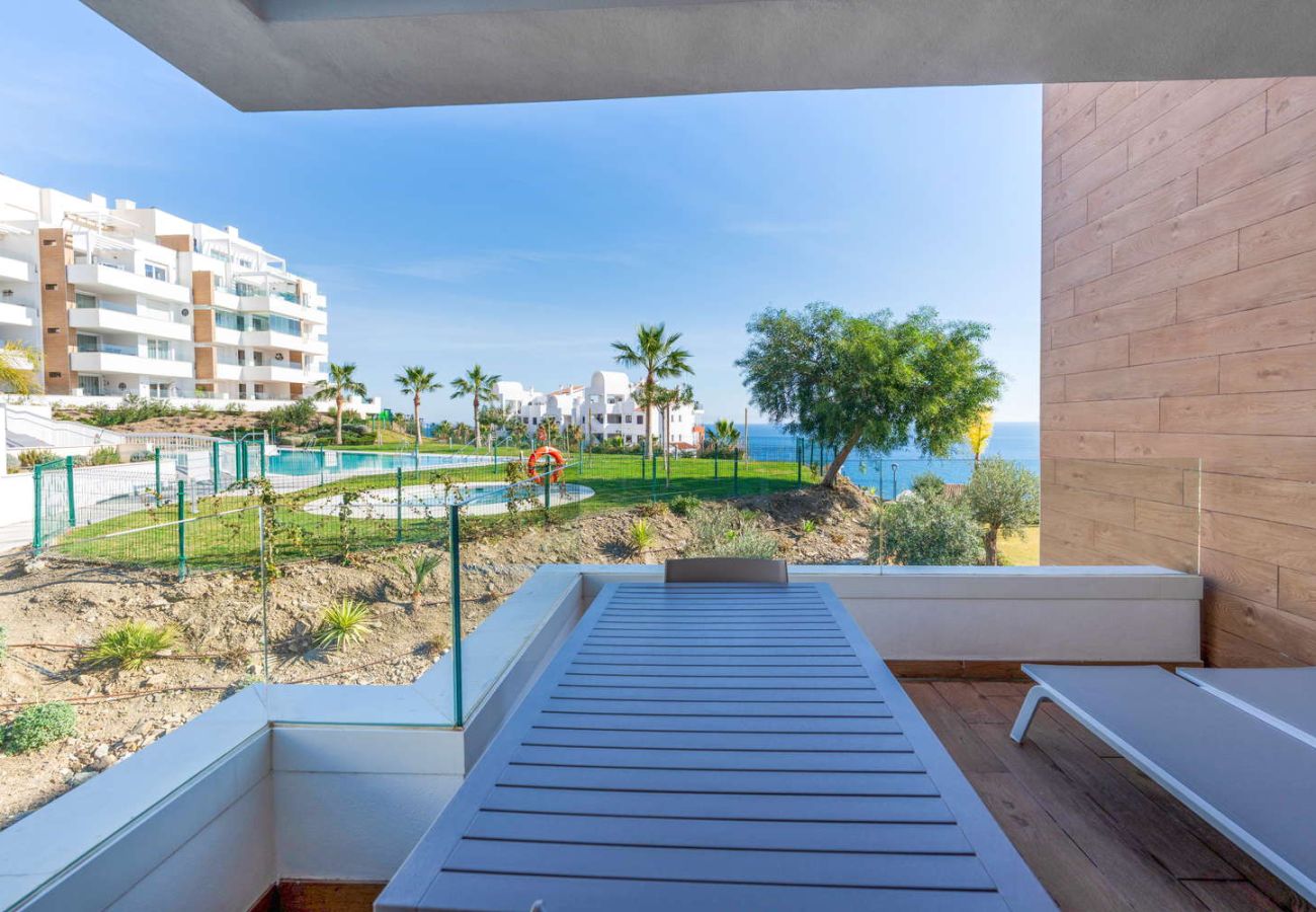 Private Terrasse mit Sonnenliegen und Panoramablick auf das Meer und den Pool in Isea Calaceite Nerja Torrox