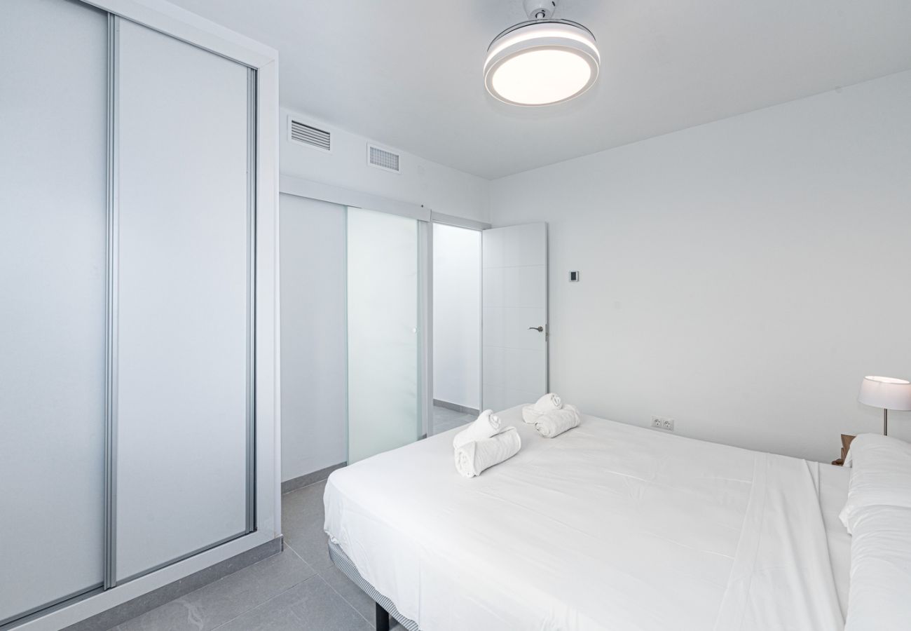 Hauptschlafzimmer mit Queen-Size-Bett in einer 3-Zimmer-Ferienwohnung in Nerja.