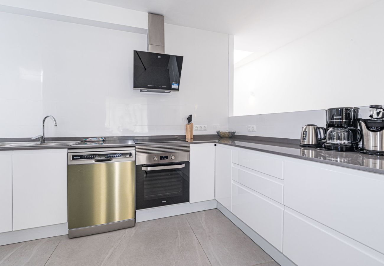 Voll ausgestattete moderne Küche mit hochwertigen Geräten in Ferienwohnung in Nerja.