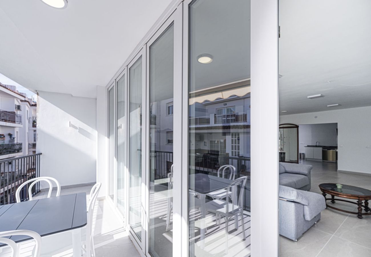 Außenedebereich auf der Terrasse mit Verbindung zum Wohnzimmer der Ferienwohnung in Nerja.