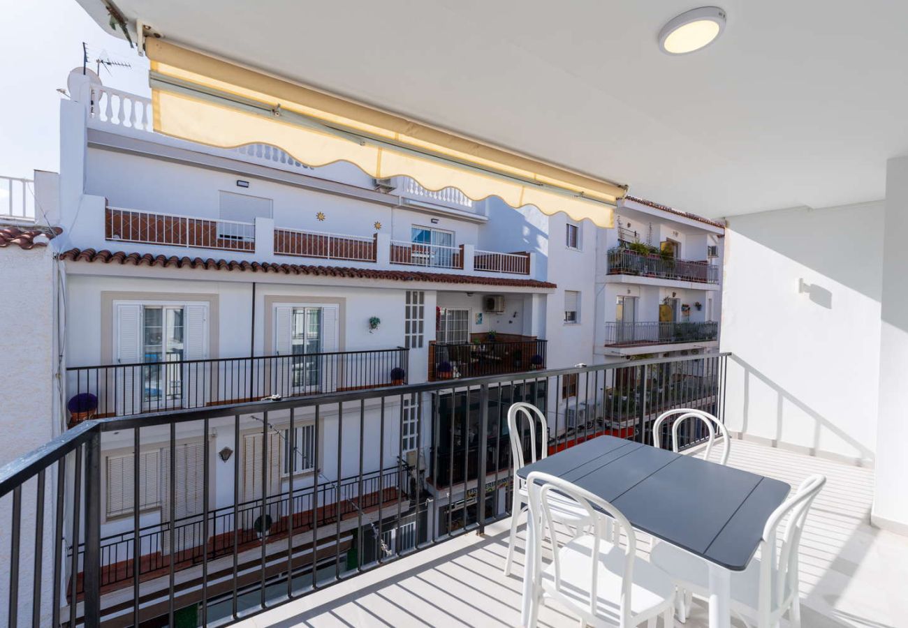 Private Terrasse in der Calle Diputación Nerja mit Blick auf das Zentrum und lokaler Atmosphäre.