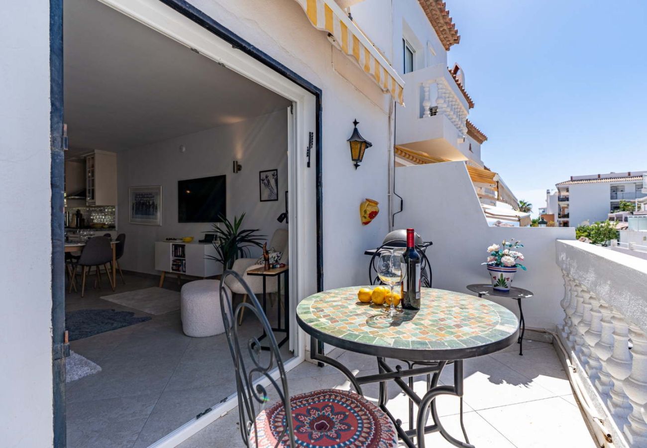 Balkon mit Meerblick in der Urbanisation La Hacienda, Nerja.