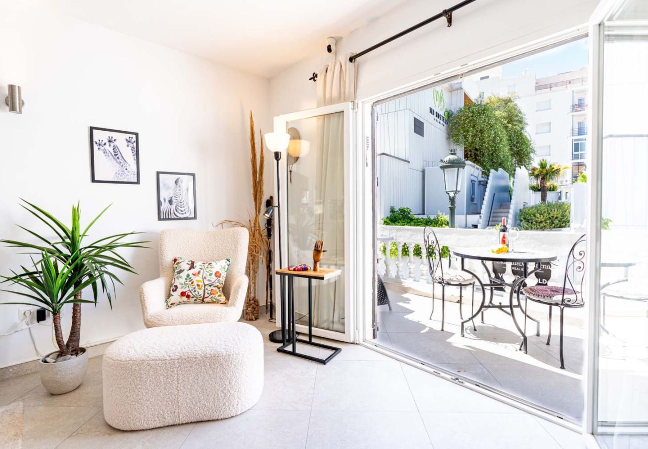 Stilvoll eingerichtetes Wohnzimmer mit Balkonzugang im Casa Lavanda.