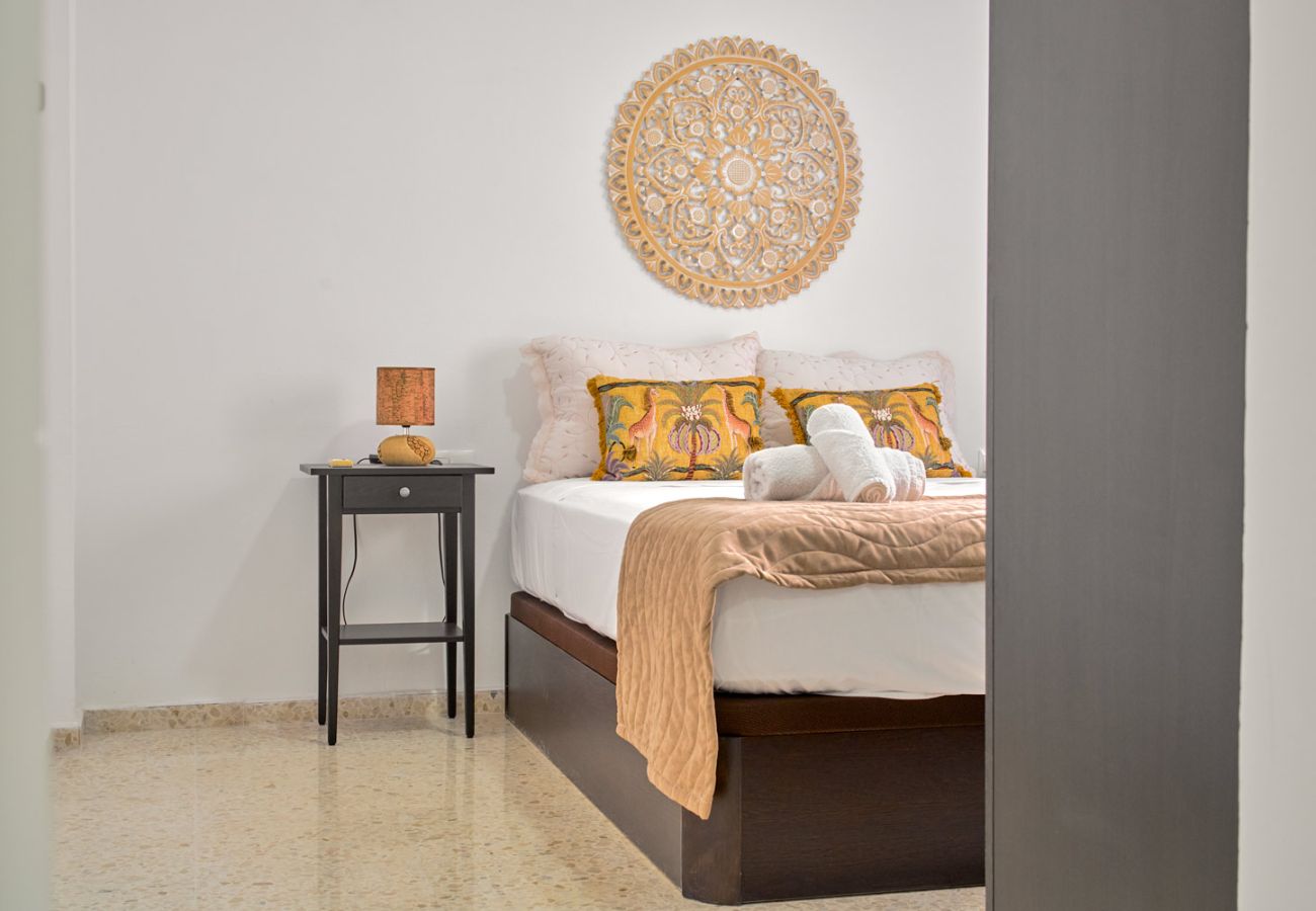 Hauptschlafzimmer mit Doppelbett im Apartment Tucuman 3 in Nerja.