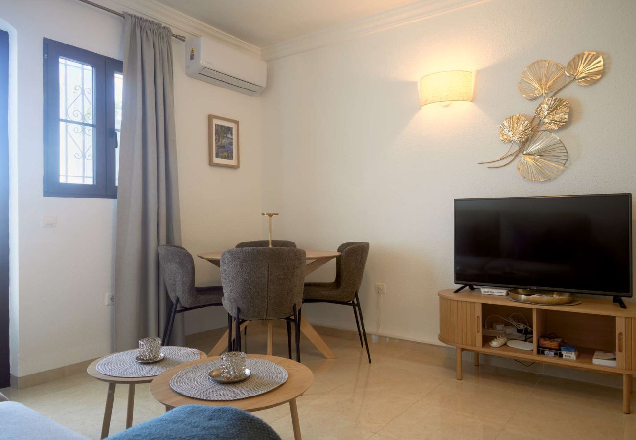 Helles Interieur des Wohn- und Essbereichs mit Zugang zur Terrasse im Capistrano Village Nerja.