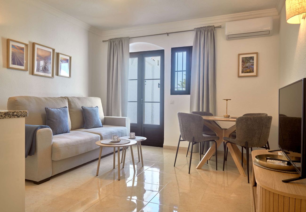 Modernes Wohnzimmer mit Sofa, Essbereich und Klimaanlage im Apartment Casa Sofia, Capistrano Village.