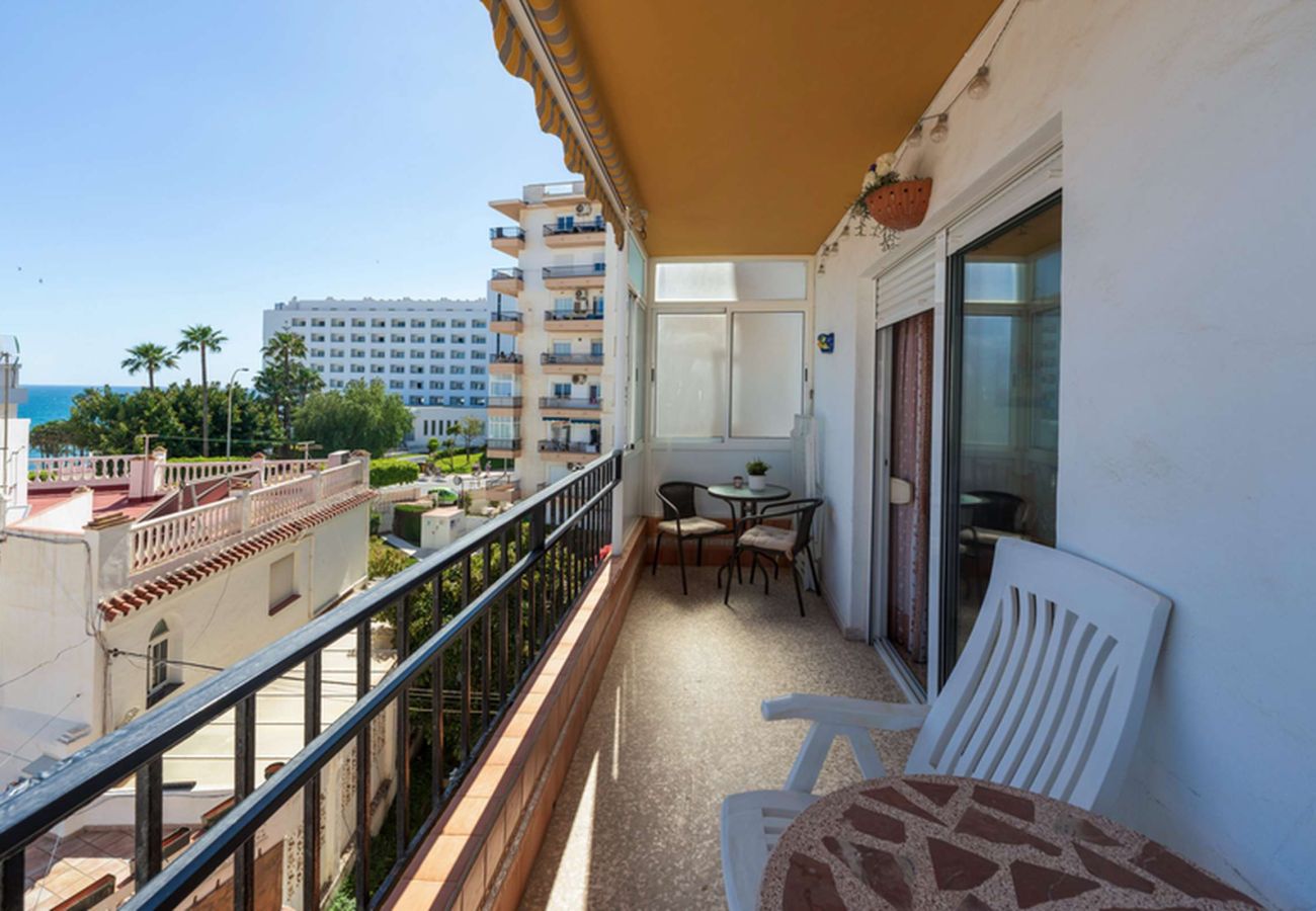 Privatbalkon mit Liegestühlen und Blick auf das Mittelmeer, Albaida II 2B Nerja