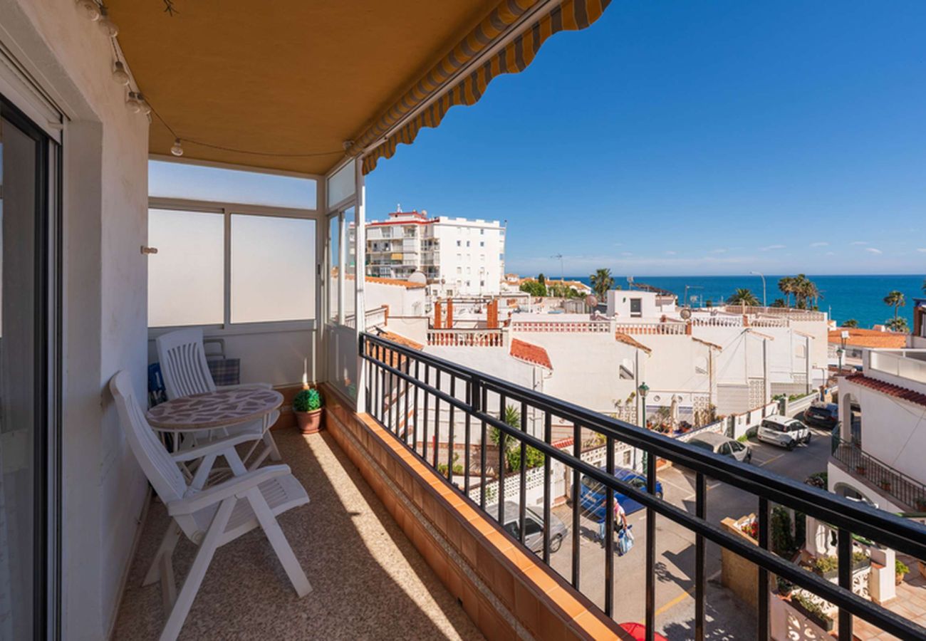Süd-ausgerichteter Balkon mit Liegestühlen und Meerblick, Albaida II 2B Playa Torrecilla Nerja