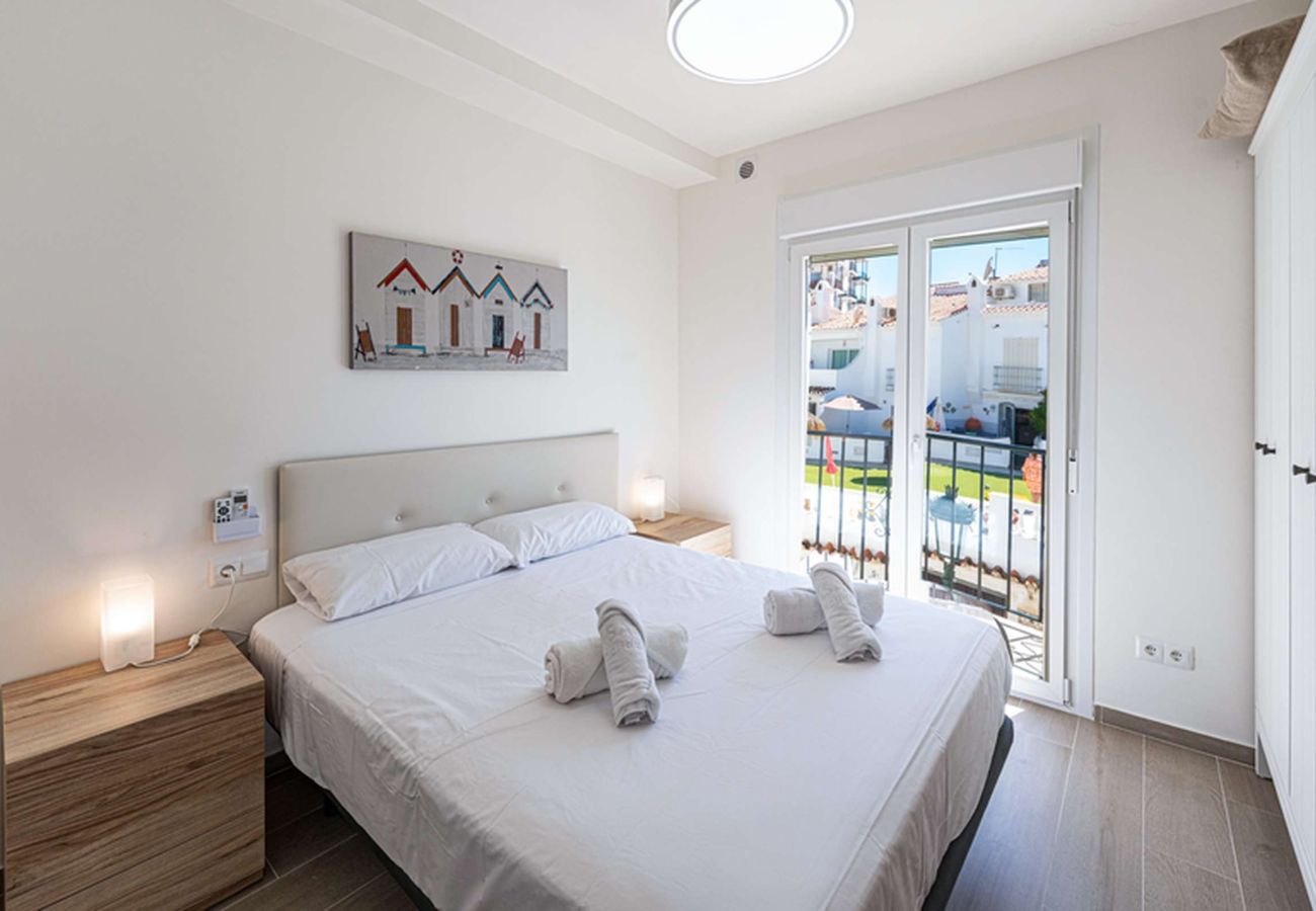 Gemütliches Hauptschlafzimmer mit Doppelbett in der Ferienwohnung in Nerja.