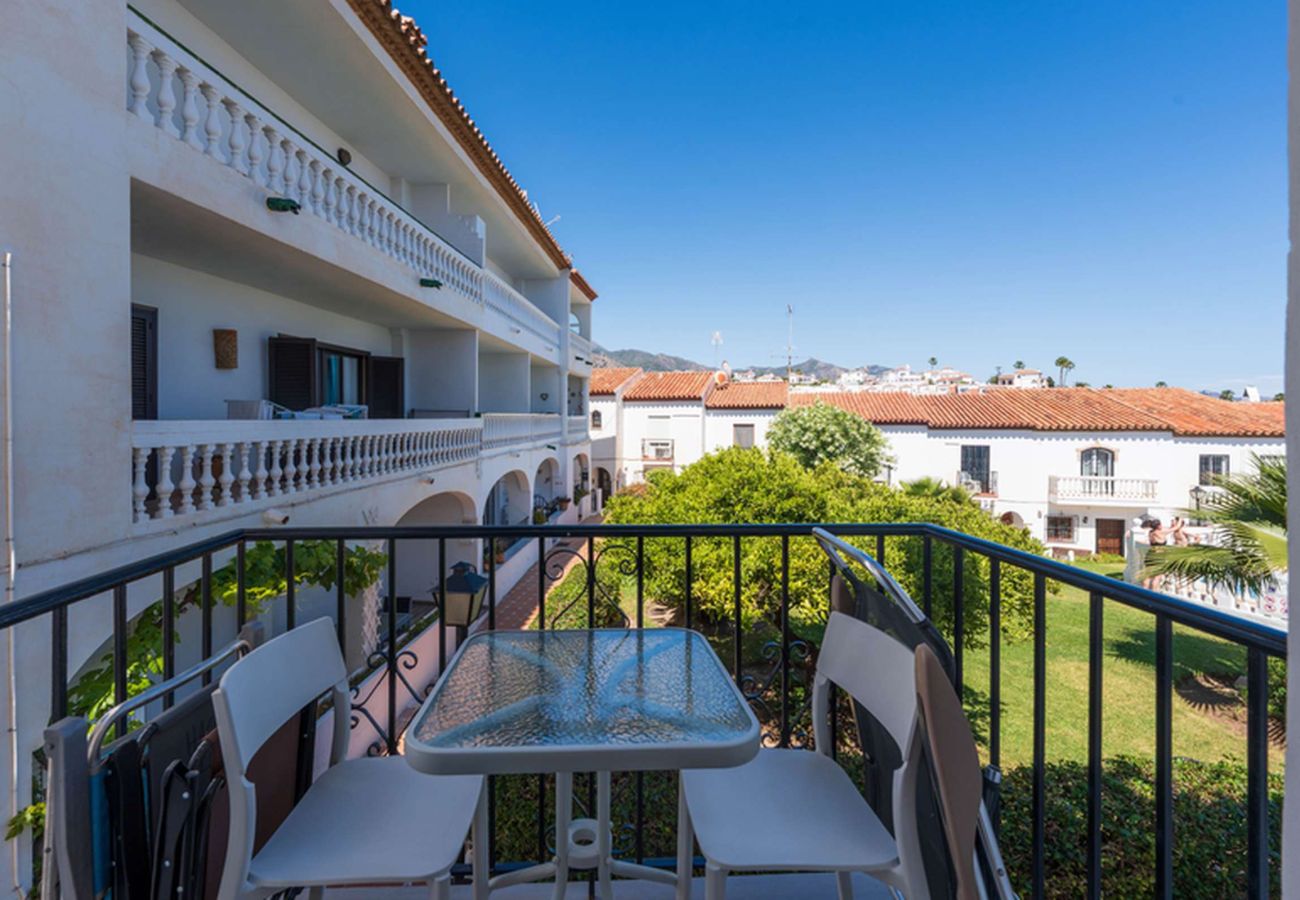 Balkon der Ferienwohnung Hacienda 23 4A  mit direktem Blick auf den Gemeinschaftspool.