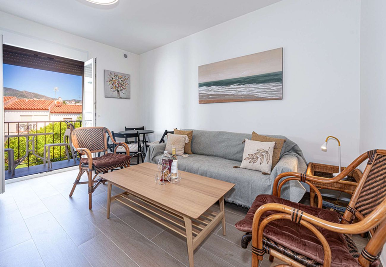 Helles Wohnzimmer mit Balkonzugang in einer Ferienwohnung in Nerja, 350 Meter vom Strand Burriana entfernt.